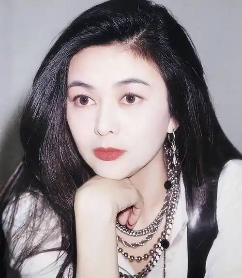 关之琳时尚大片曝光,美背玉腿太吸睛,"美人迟暮"也依然是大美人_身材