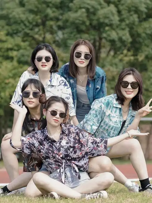 毕业照闺蜜拍照姿势大解锁沙雕欢乐