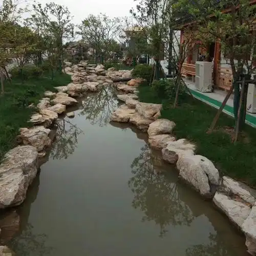 驳岸石也叫园林石,是一种作为风景和观赏的石头,属于园林石材,也是