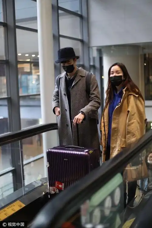 娄艺潇 李川现身机场.  图片来源:视觉中国/视觉中国