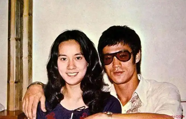 李小龙和丁佩是啥关系 丁佩揭秘李小龙的死因