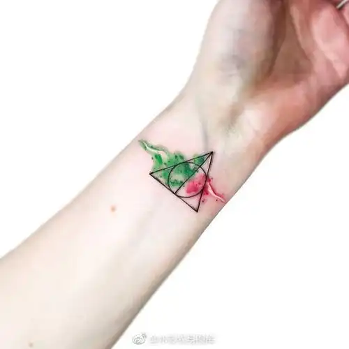 手腕上的小清新水彩纹身图案