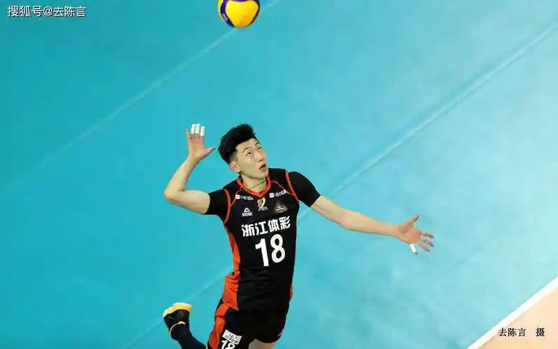 副攻李咏臻大力跳发球据三队教练谢涛介绍:"李咏臻