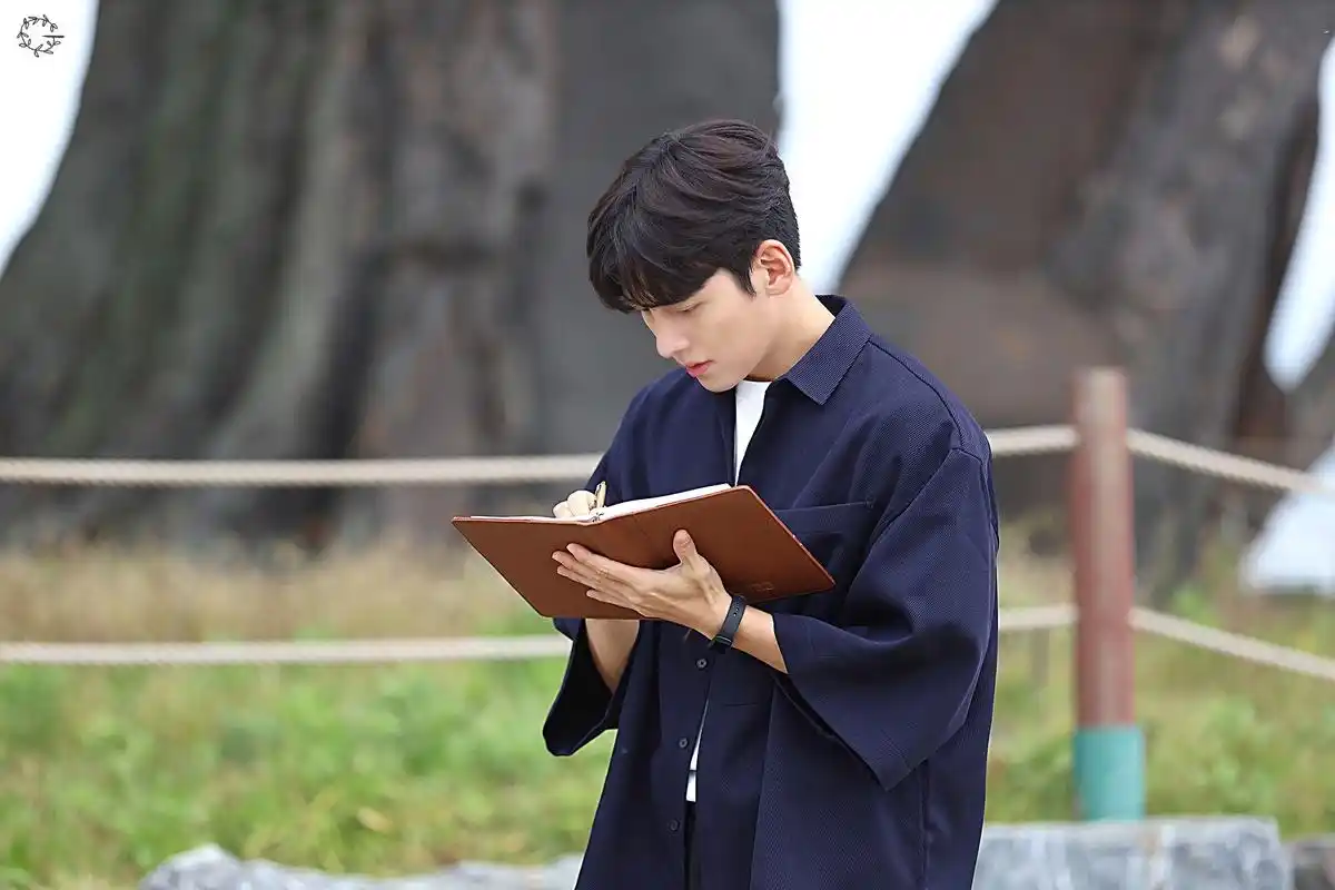 池昌旭新剧《便利店新星》待播,先来一波衬衫杀vs正装杀