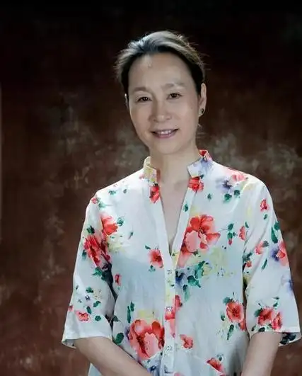 奚美娟才是奶奶辈顶流,66岁状态超好,穿一袭黑色连衣裙高级优雅|衬衫|