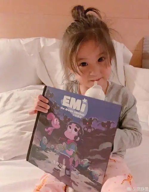 贾静雯晒出女儿咘咘睡前照笑容甜美萌态尽显长相越来越像妈妈