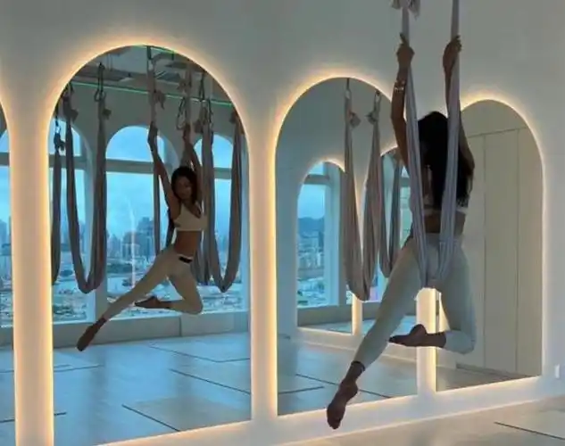 陈国坤妻子玩空中瑜伽穿背心身材曲线一览无遗41岁冻龄有术