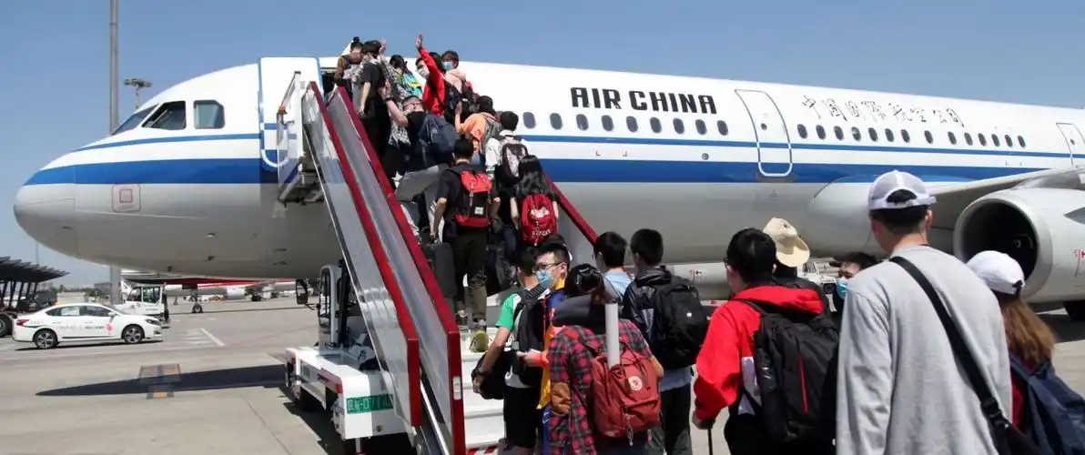 川籍淅大学子从成都双流机场登机