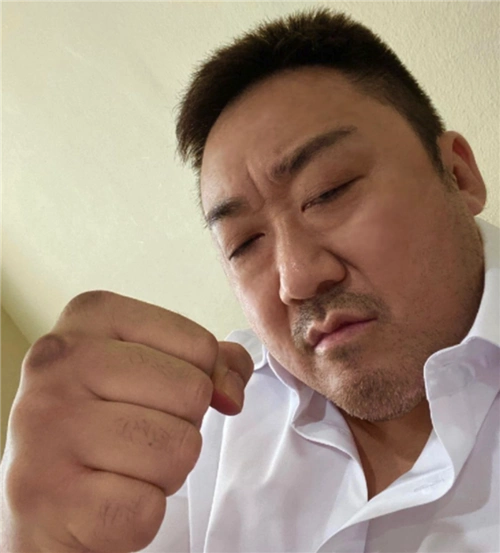 中年大叔的自拍照 正被网友们拿去当头像 必须要凶悍