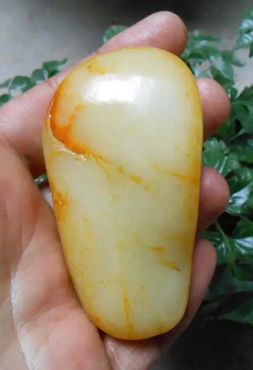 和田玉籽料具有很好的观赏价值,因为它们大部分都是颜色饱满,纹理清晰