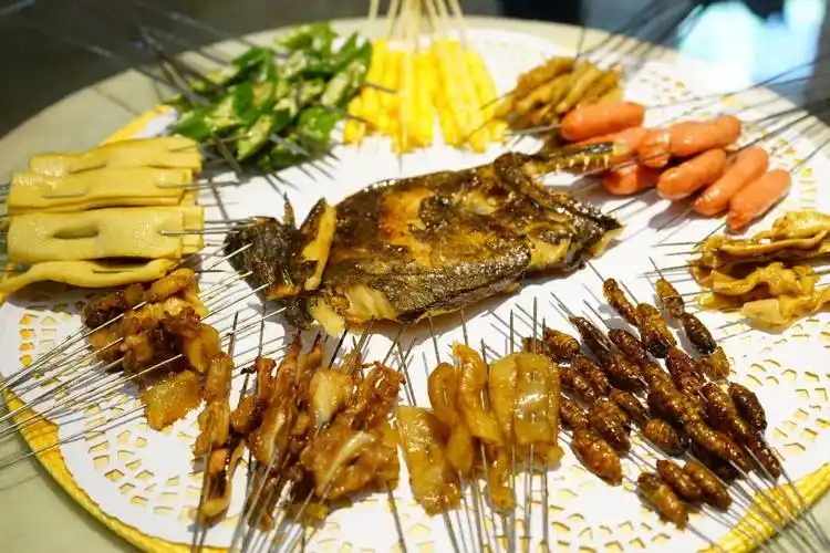 主打 小串烤串,基本都是8块钱10串,有近50多种可选.