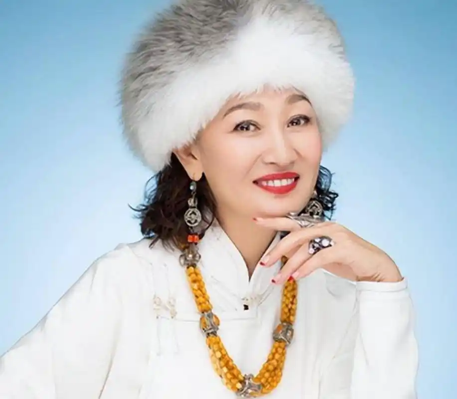 哈斯高娃:被嗜酒如命的腾格尔伤透了心,离婚后不敢再婚  腾格尔是一个