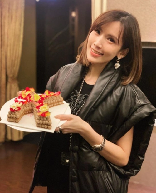 陈若仪晒全家福庆36岁生日,被老公儿子围绕幸福得像小女生