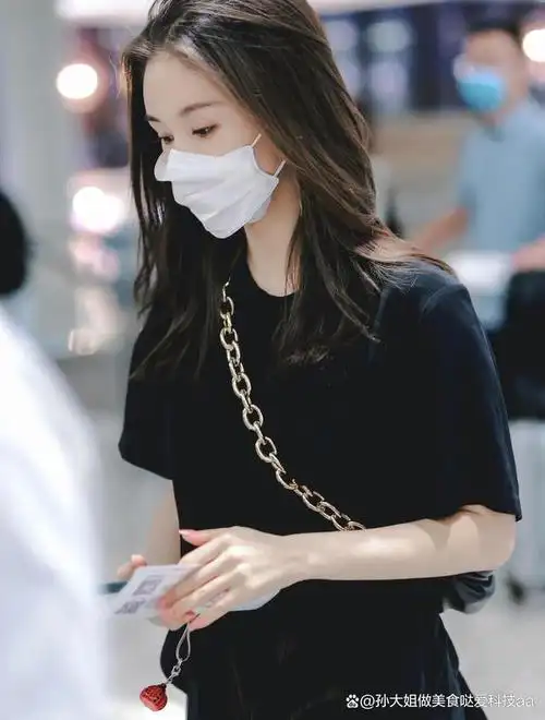 王子文,这位身高只有159cm的女明星,虽然在众多女明星中算是较矮的一