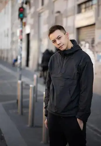 王源剪了寸头绝对有资格出本"当代去油指南"