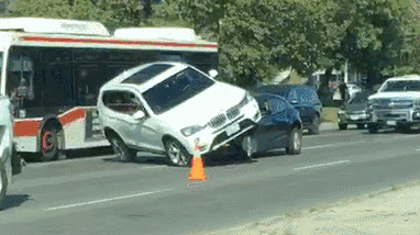 当时司机以为自己挂着倒挡,所以一脚油门踩下去,居然往前冲进了店里