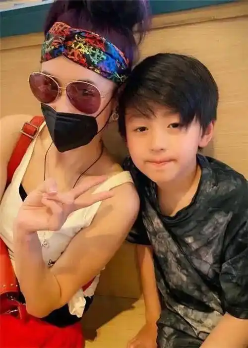 张柏芝次子"整容式"长大,小时候嫌他丑,如今像谢霆锋复制粘贴_孩子