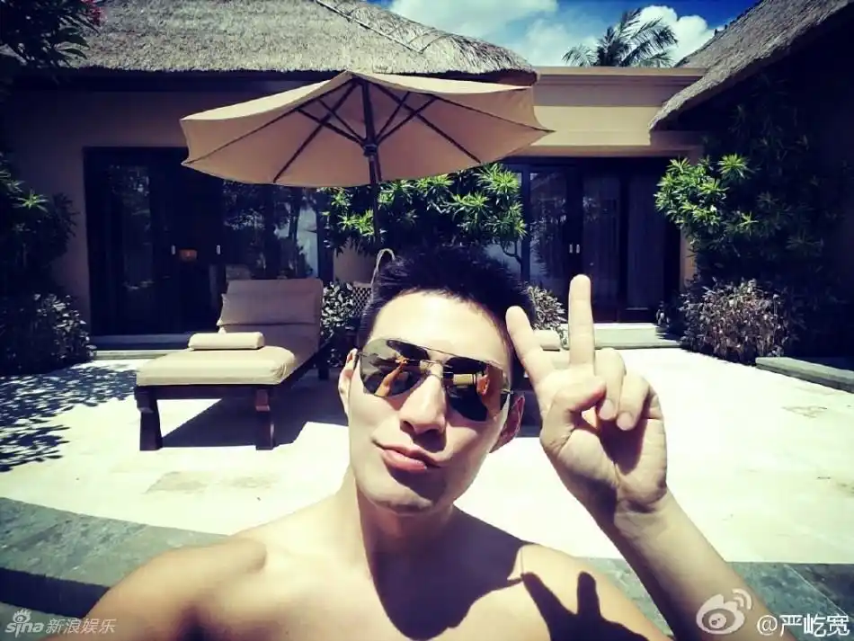 组图:严屹宽庆结婚两周年 仅穿泳裤下身抢镜_高清图集_新浪网