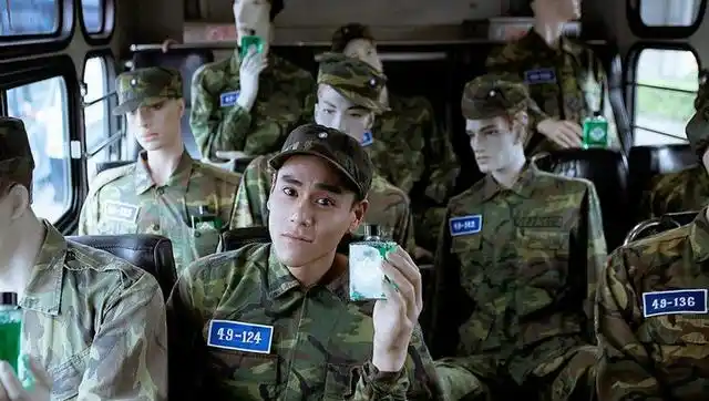 彭于晏身穿军装成边防队长,出场几十秒就帅炸天