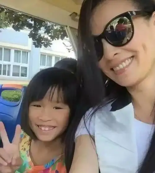 一些网友觉得张庭女儿与小时候变化挺大,五官长开了许多,小时候她看