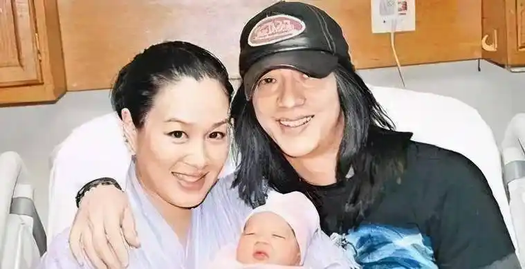 钟丽缇大女儿深夜跪地痛哭疑似失恋,不禁让人联想其