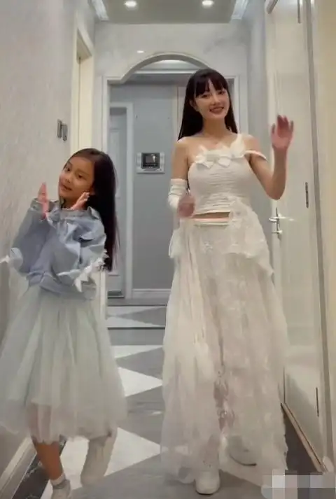 李小璐与闺蜜热舞神似双胞胎,还亲自辟谣恋爱传闻