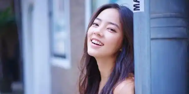 翻看其个人资料发现,薇薇安其实是演艺圈的新人,她出演的少年苏明玉