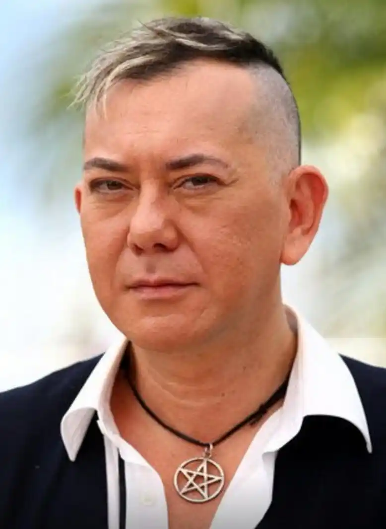 黄秋生私生子近照首曝光,20岁长相英俊帅气 网友:比成龙强太多