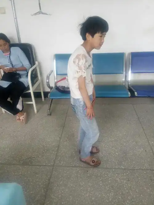 看看这小姑娘弯腰驼背的,影响了生活和学习