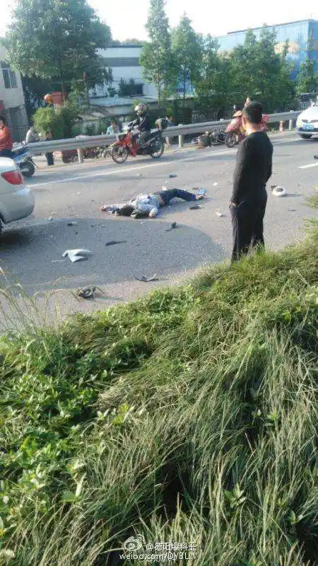 惨烈车祸:摩托撞绿化带弹回再撞轿车 2人死(图)