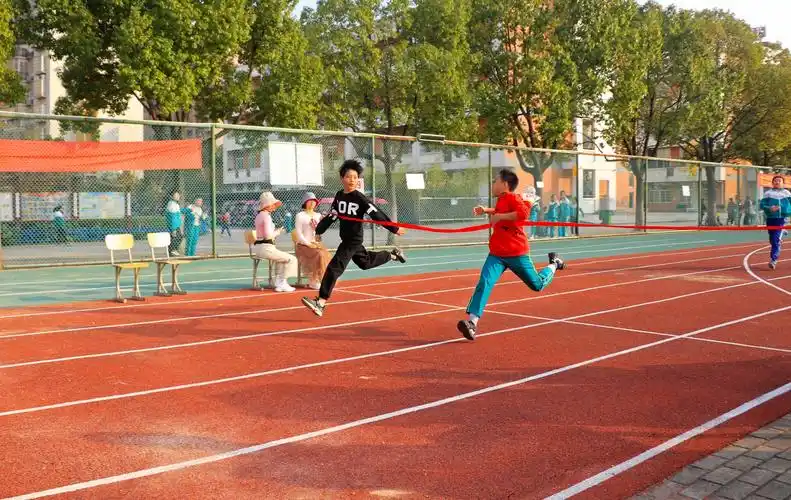 学校通过举办校园运动会,培养学生的体育兴趣,激发学生的体育热情,让