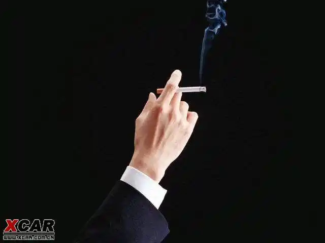 抽烟也要讲究动作