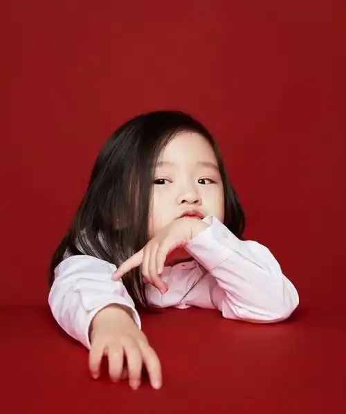 王智晒3岁女儿生日照,母女颜值像复制粘贴,网友:像甜馨小时候