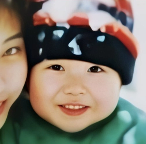 王一博童年照从小就高冷脸帅气逼人,愿岁月漫长,不忘天真!