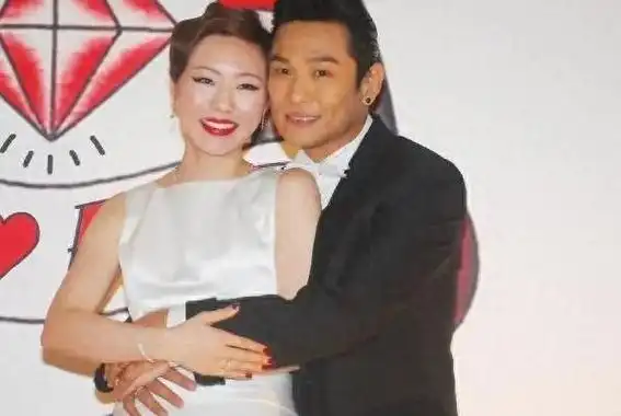 杜德伟妻子李晓冰:丈夫比母亲还大一岁,婚后生一子如今生活幸福