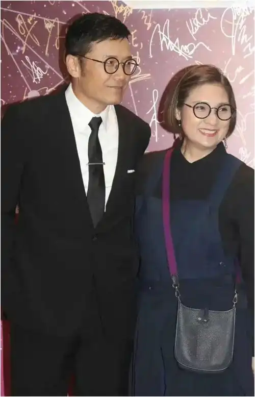 苗侨伟和老婆秀恩爱穿黑西装打领带帅气依旧和老婆同框像姐弟