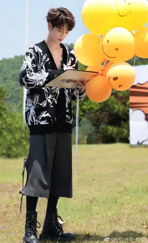 严浩翔极挑三宫格花絮照##严浩翔的18岁珍贵回忆##严浩翔极限陶战