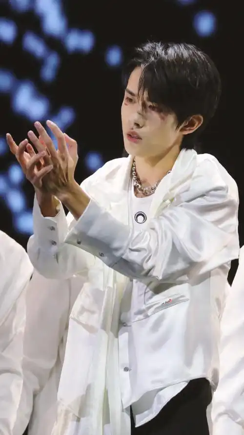 易烊千玺#下一场演唱会争取在现场吧,谁都不想留有遗憾