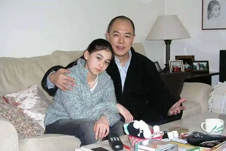 张铁林:9个女人3个孩子,被女儿告上法庭,64岁只恋爱不结婚_沈丹萍