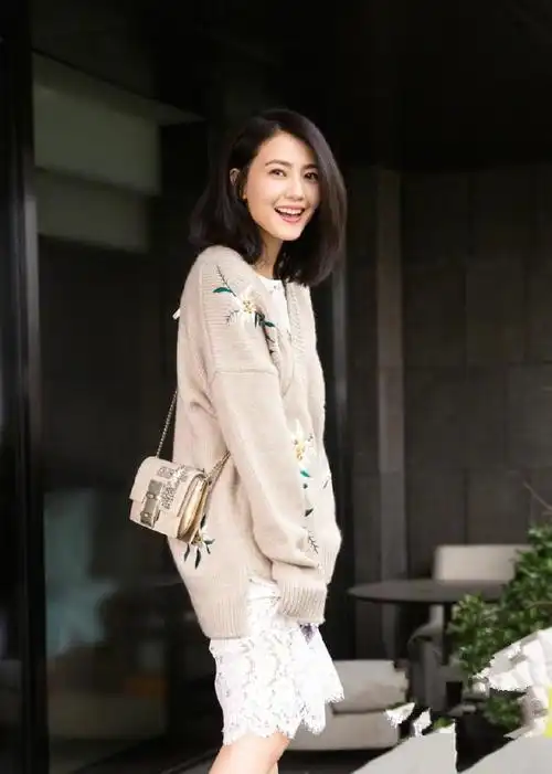 高圆圆齐肩短发身穿毛衣裙这笑容真能暖透整个夏天