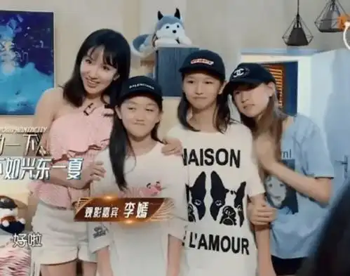 细扒之下,发现周巴黎是个不折不扣的 白富美.