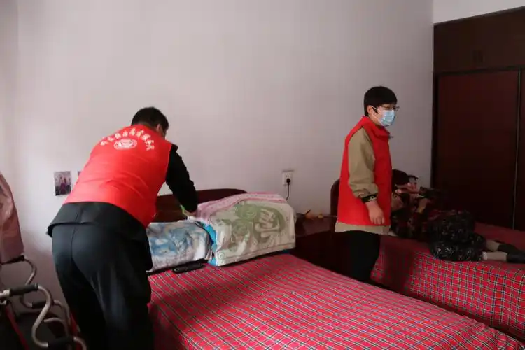 志愿者们为敬老院打扫卫生,帮助老人整理房间,陪老人们唠家常,听