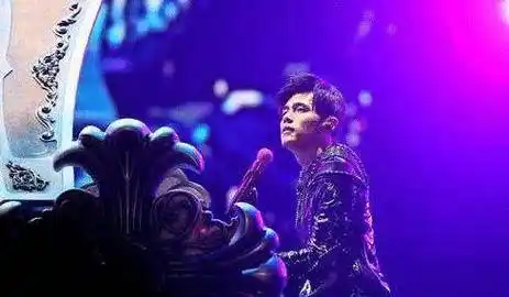 原创周杰伦演唱会打小抄钢琴上全是密密麻麻的词遭网友无情揭穿