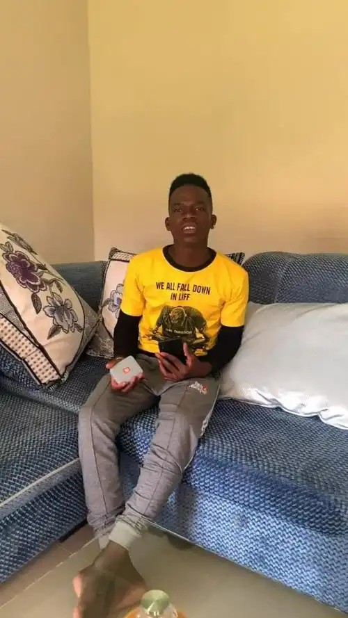 非洲小哥唱中文歌还是挺清楚的,他非常喜欢音乐哦!