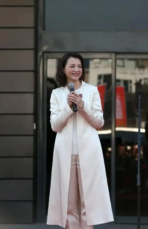 董卿腹有诗书气自华蓝色连衣裙配龙纹内衬简约利落知性优雅