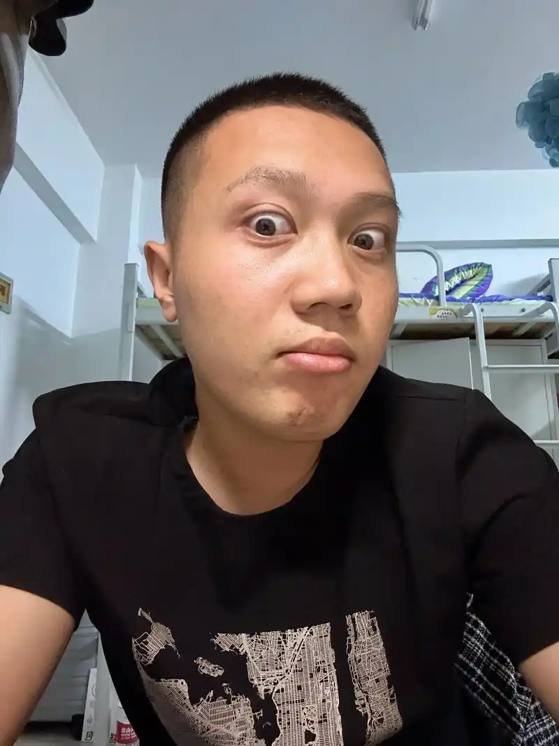 一本正经 25岁男大寝室三连拍#反差 - 抖音