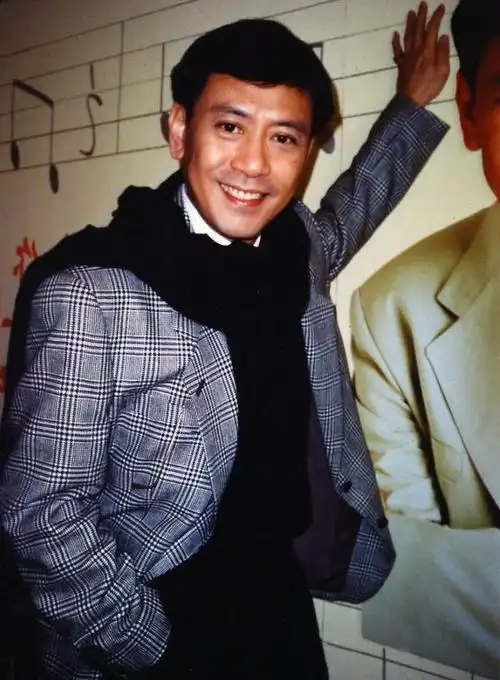 香港歌王罗文葬礼,金庸题字黄霑亲自扶灵,郑伊健为恩师披麻戴孝