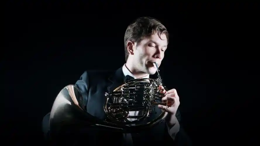 圆号的吹奏姿势