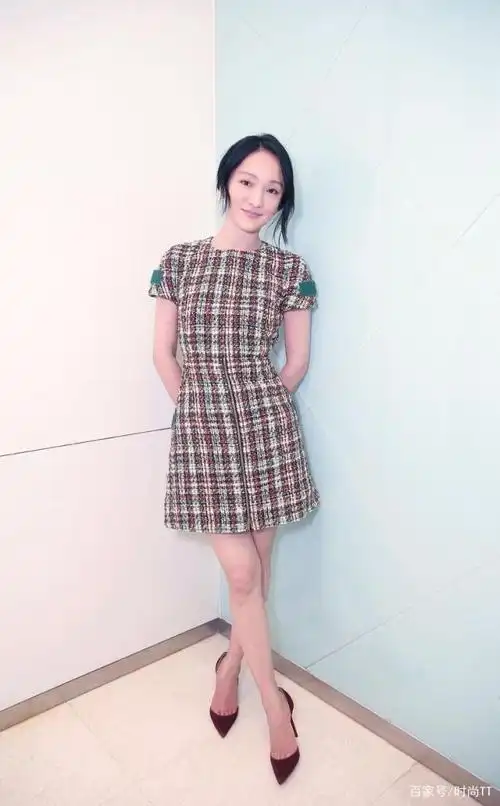 周迅素颜走机场,161cm小个子碎花长裙配马丁靴,44岁灵气又少女