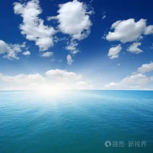蓝色的大海和天空上的太阳
